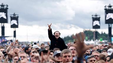Eine Besucherin von Rock am Ring jubelt der Bühne entgegen. Aufgenommen am 07.06.2025.