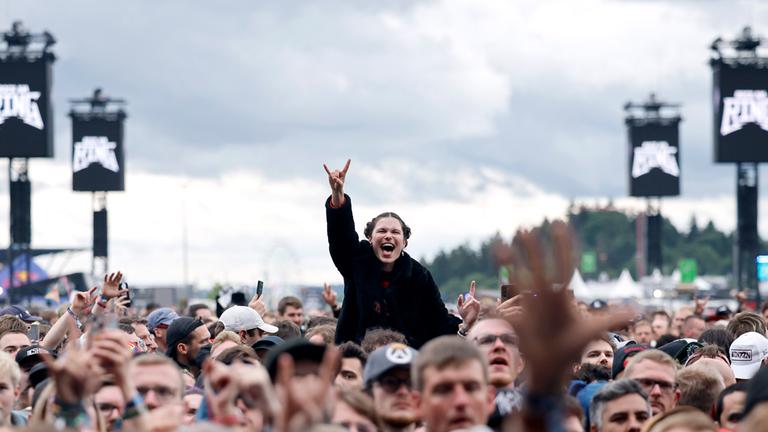Eine Besucherin von Rock am Ring jubelt der Bühne entgegen. Aufgenommen am 07.06.2025.