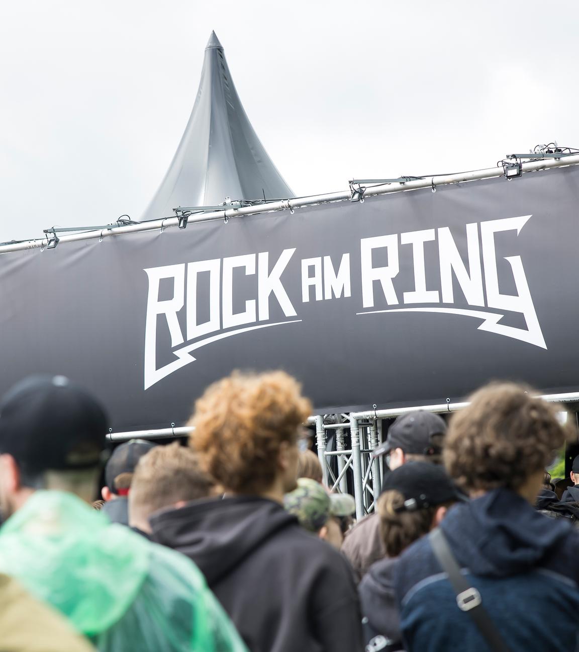 Nürburgring: Festivalbesucher vor dem Haupteingang beim Rock am Ring Festival am Freitag