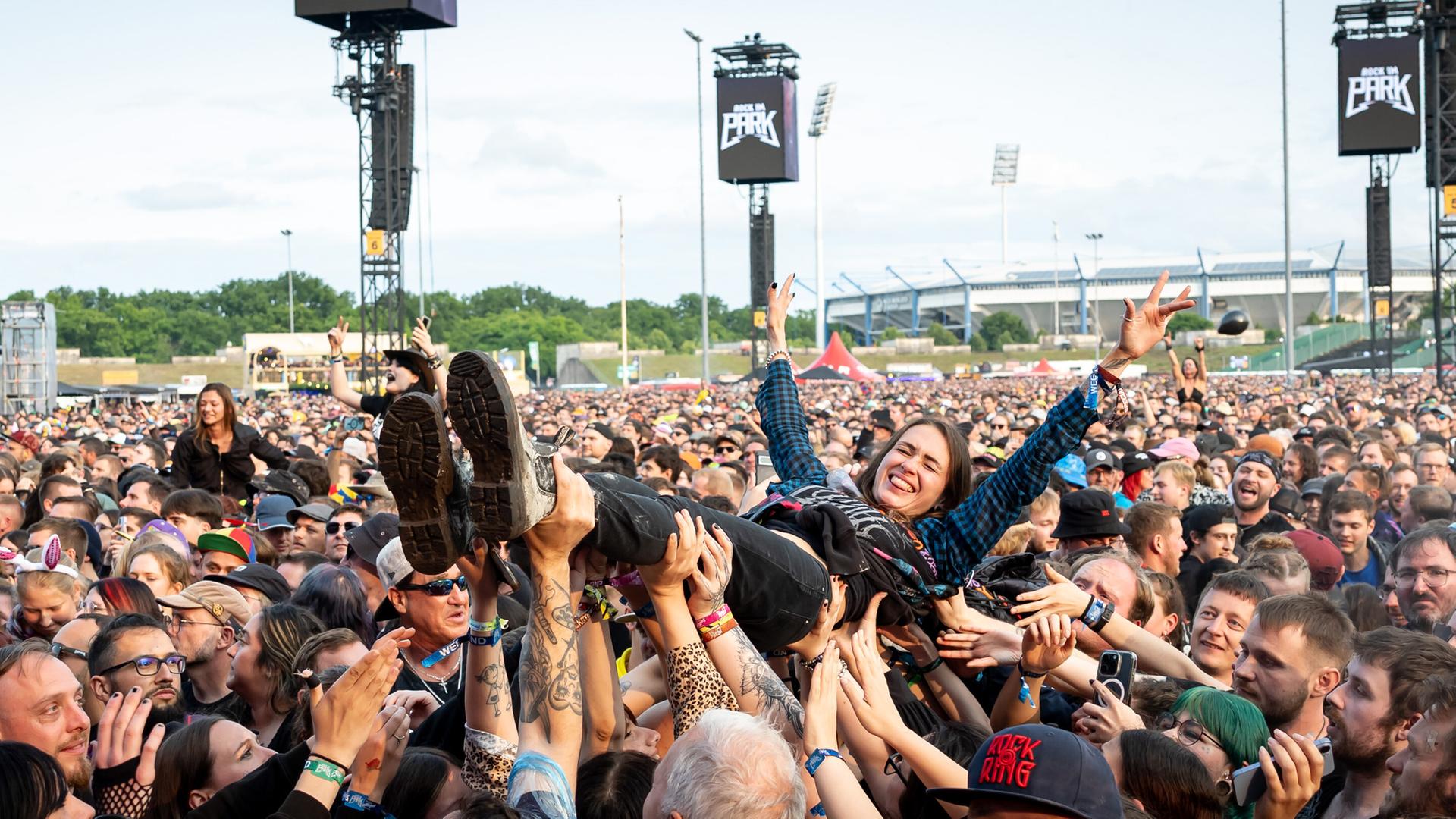 Eine Zuschauerin wird beim Open-Air-Festival «Rock im Park» während eines Konzerts beim Crowd-Surfing auf Händen getragen.