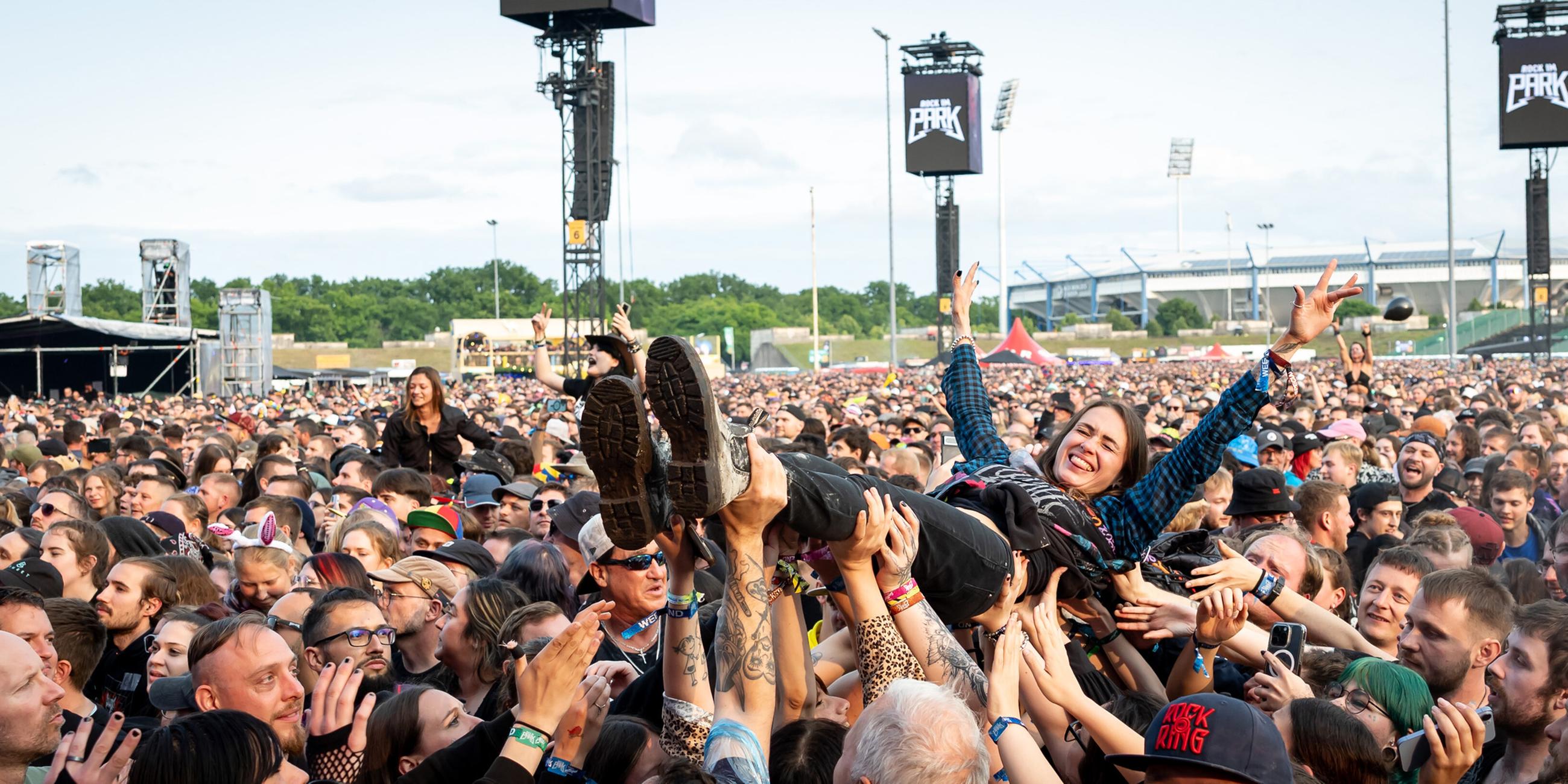 Eine Zuschauerin wird beim Open-Air-Festival «Rock im Park» während eines Konzerts beim Crowd-Surfing auf Händen getragen.