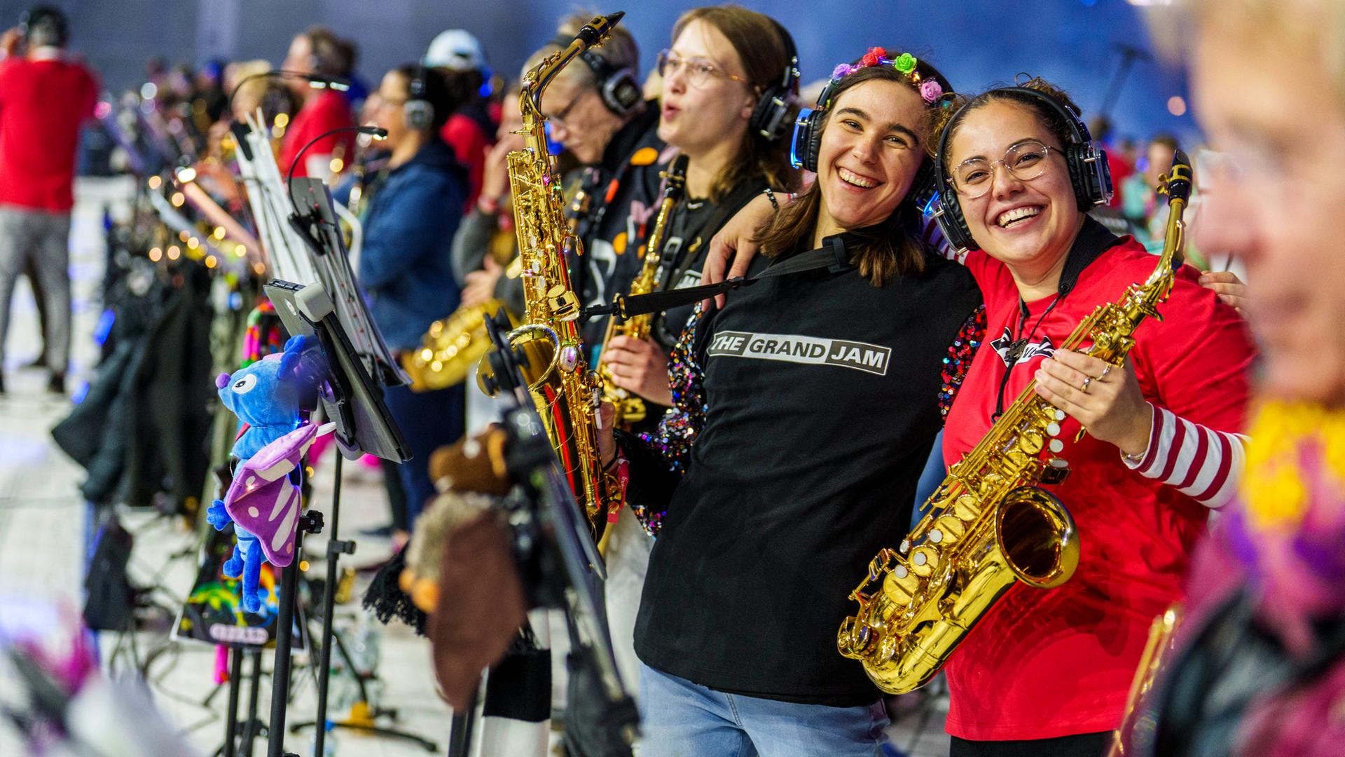 Gut gelaunte Musikerinnen mit Saxophon.