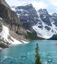 Blick auf die Rocky Mountains am Moraine Lake in Alberta/Kanada