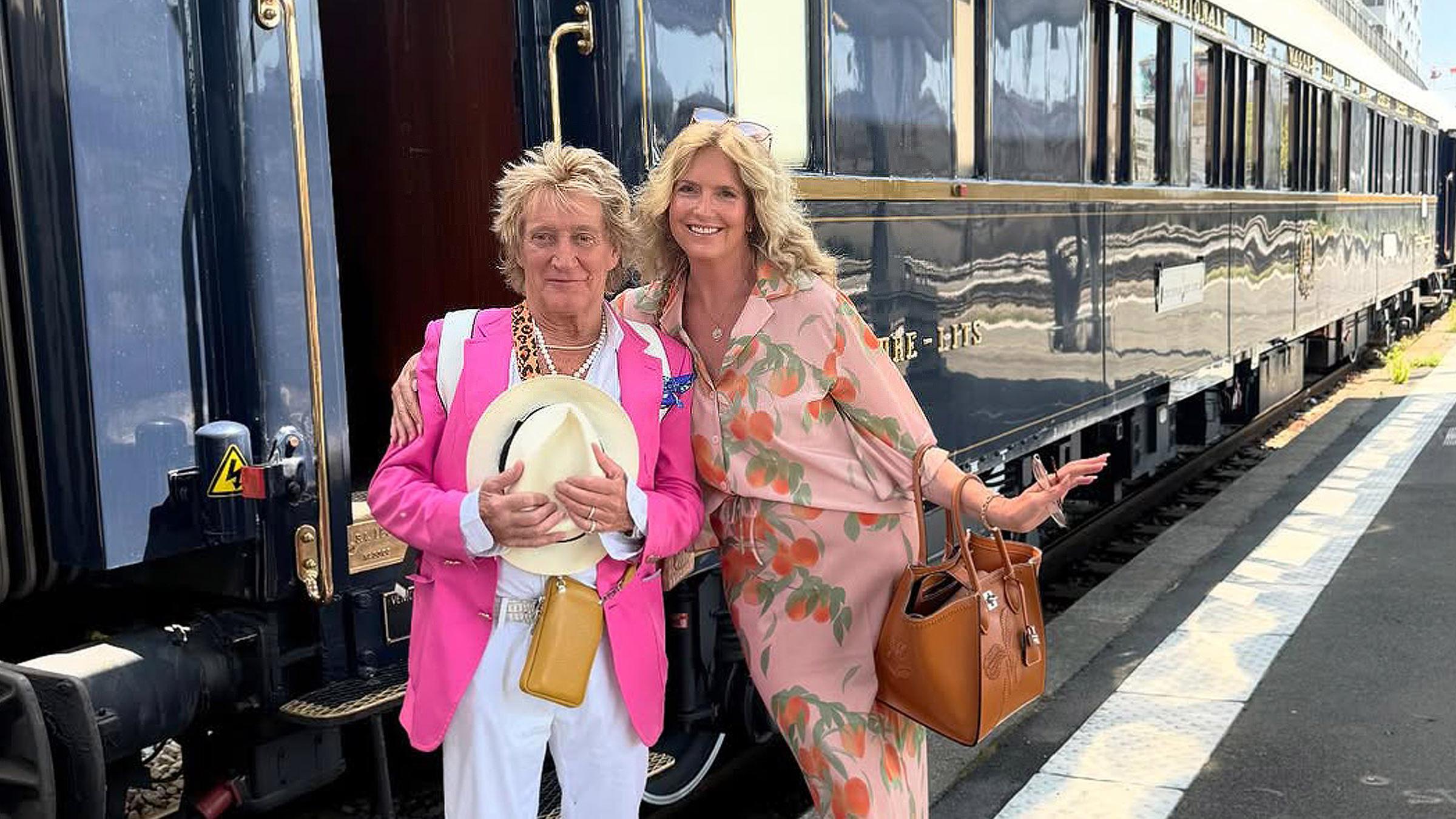 Rod Stewart und Penny Lancaster stehen vor einem Zug, kurz bevor sie zum 18. Hochzeitstag von Paris nach Portofino reisen. 