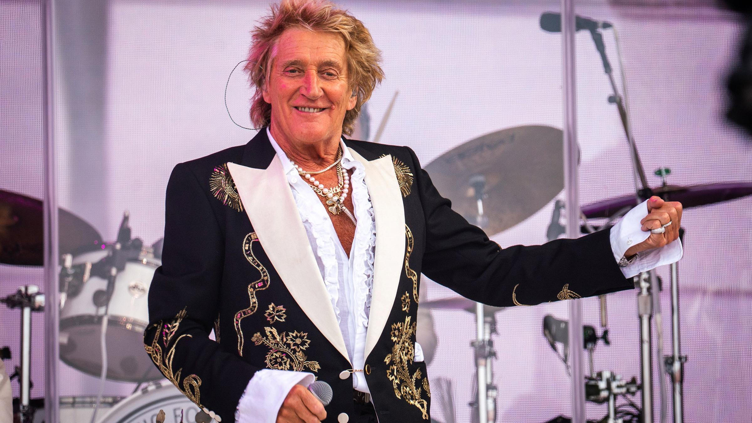Rod Stewart tritt am 29. Juni 2025 auf der Pyramid Stage beim Glastonbury Festival auf.