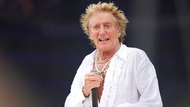 Auf diesem Bild ist zu sehen: Eine Nahaufnahme eines Bühnenmoments mit Rod Stewart.
