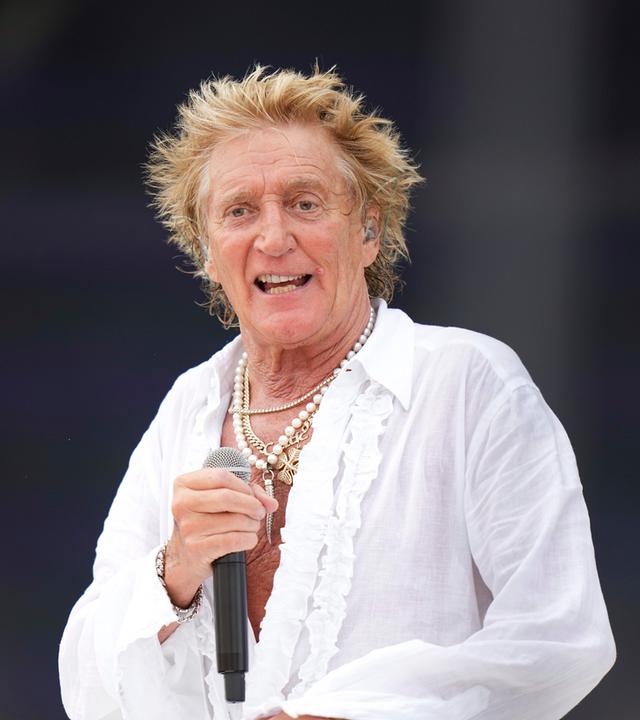 Auf diesem Bild ist zu sehen: Eine Nahaufnahme eines Bühnenmoments mit Rod Stewart.