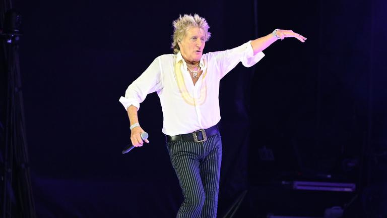 Rod Stewart tanzend auf der Bühne.