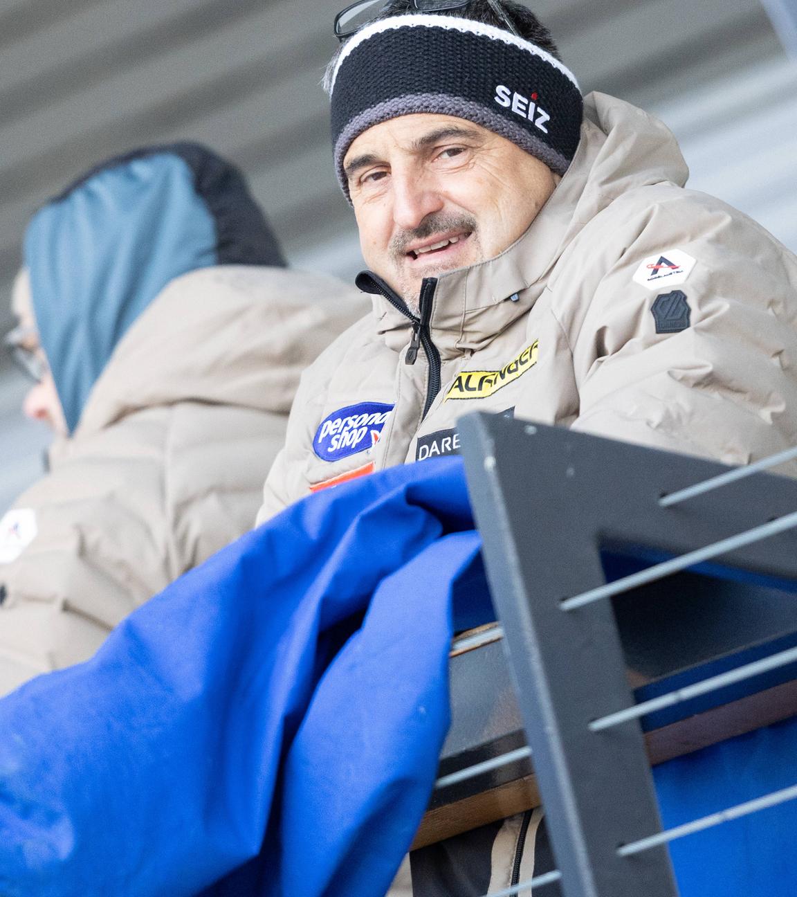 Georg Schorsch Hackl blickt von einem Balkon nach unten