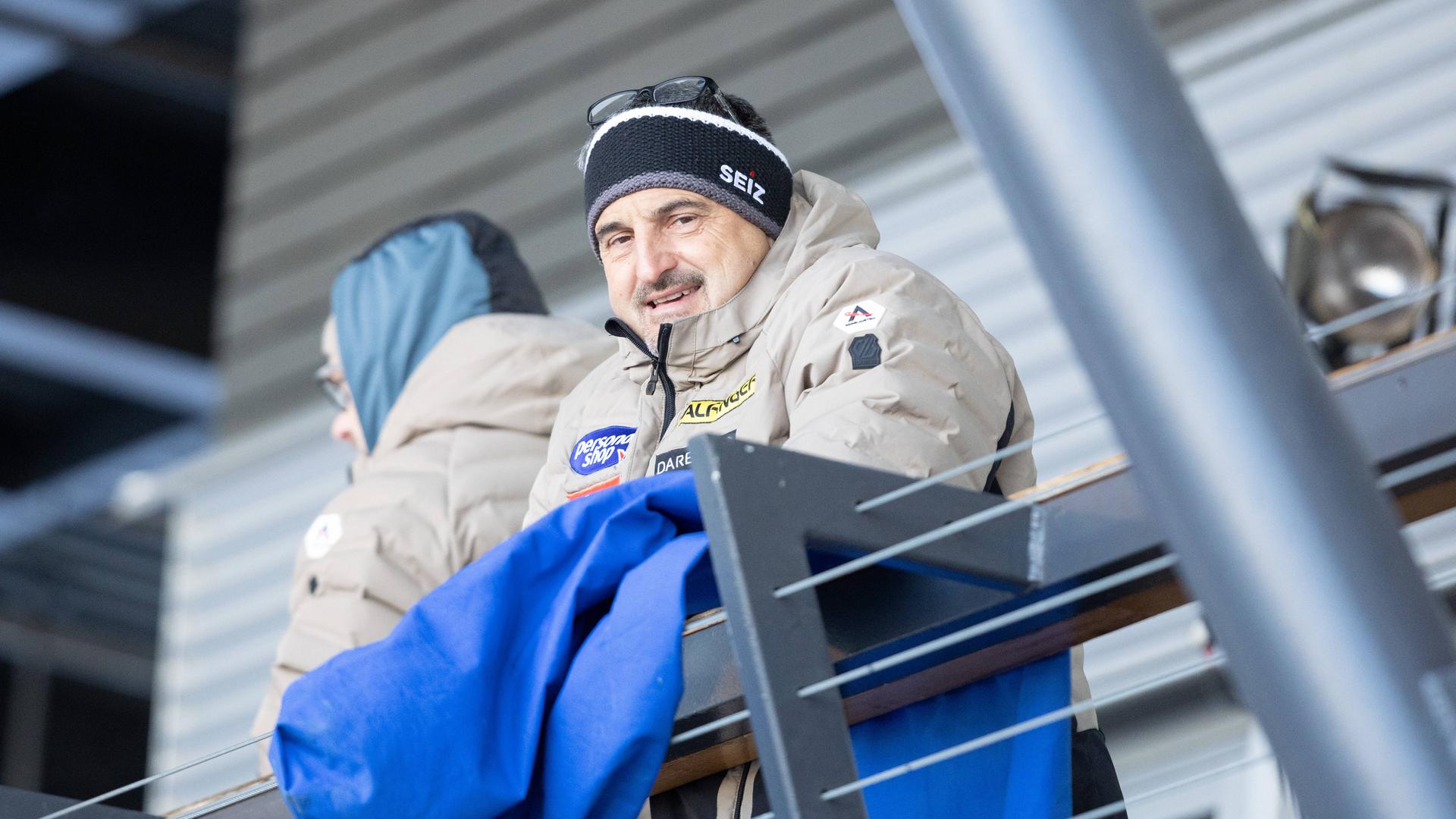 Georg Schorsch Hackl blickt von einem Balkon nach unten