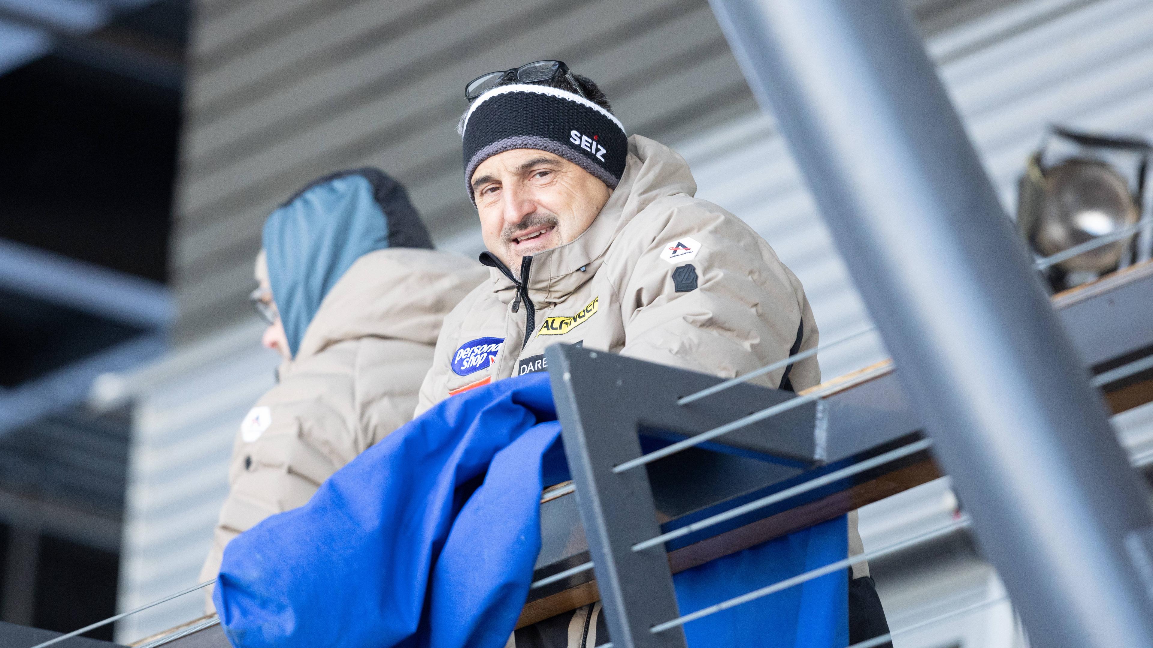 Georg Schorsch Hackl blickt von einem Balkon nach unten