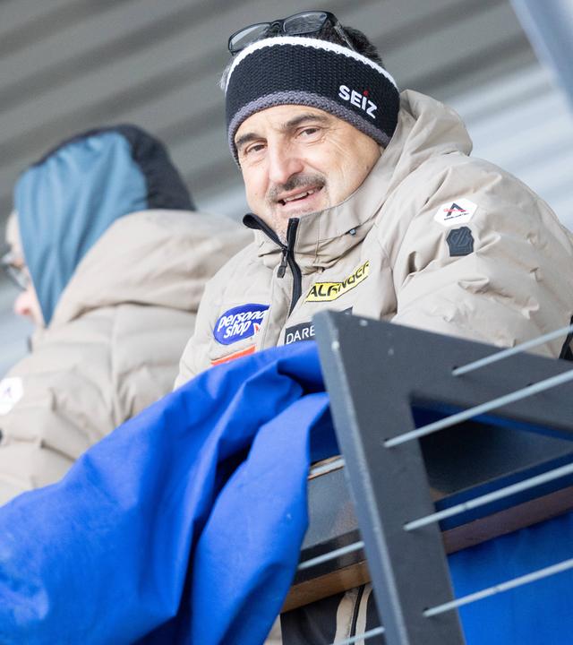 Georg Schorsch Hackl blickt von einem Balkon nach unten