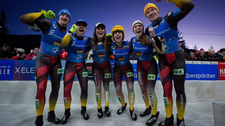 Kanada, Whistler, Rodeln: Weltmeisterschaft. Hannes Orlamünder (l-r), Paul Constantin Gubitz, Julia Taubitz, Jessica Degenhardt, Cheyenne Rosenthal und Max Langenhan aus Deutschland feiern nach dem Sieg in der Team-Staffel bei den Rennrodel-Weltmeisterschaften.
