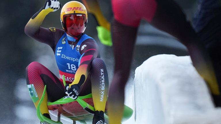 Kanada, Whistler: Rodeln: Weltmeisterschaft, Einsitzer, Männer. Der deutsche Max Langenhan jubelt nach seinem Sieg im Einzelrennen.