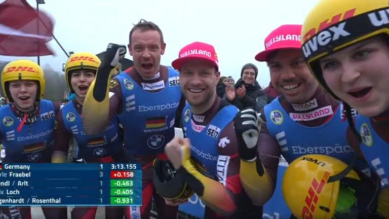 Deutsche Rodel-Teamstaffel jubelt beim Weltcup in Winterberg.