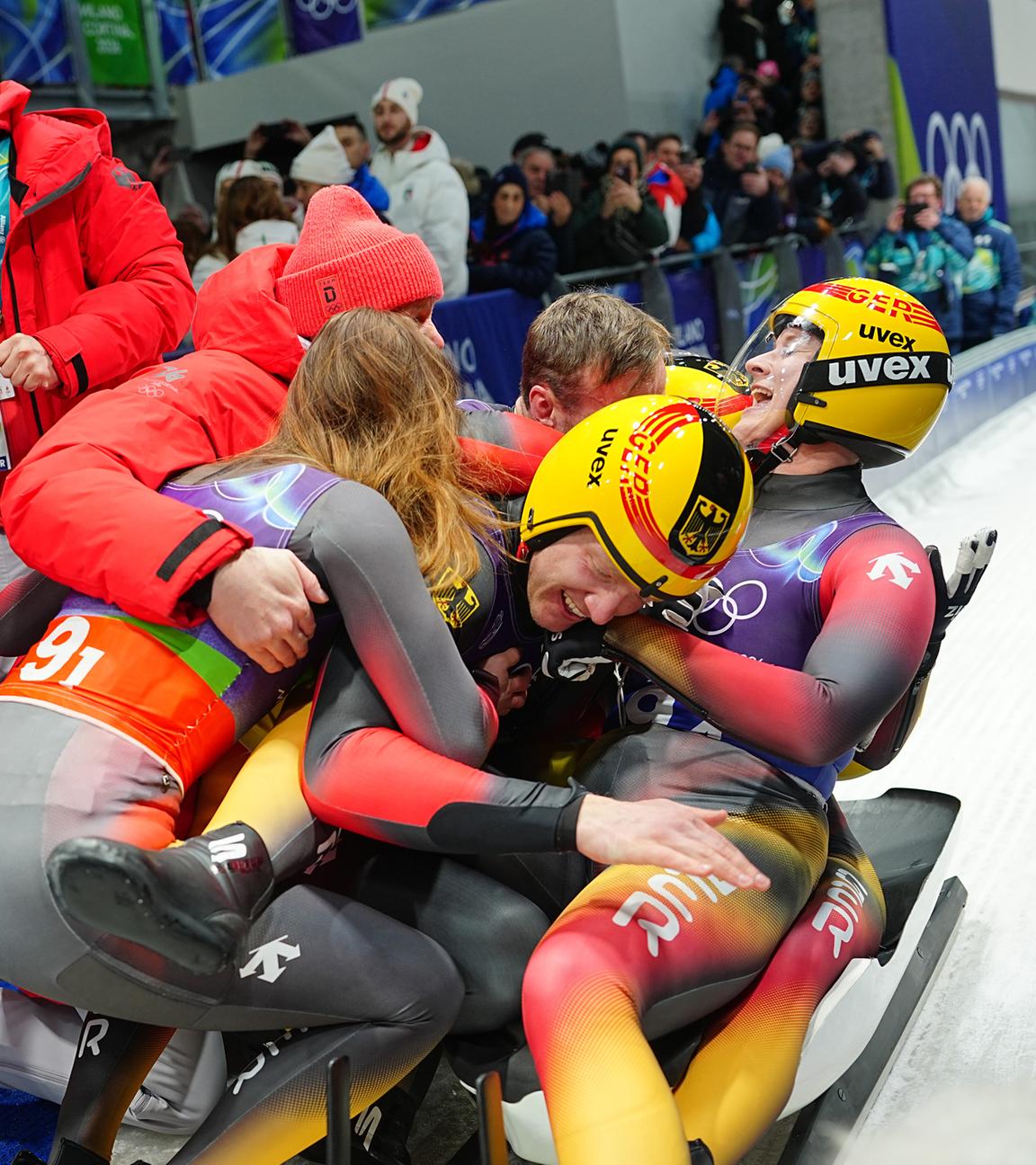 Team Deutschland feiert im Ziel den Sieg.