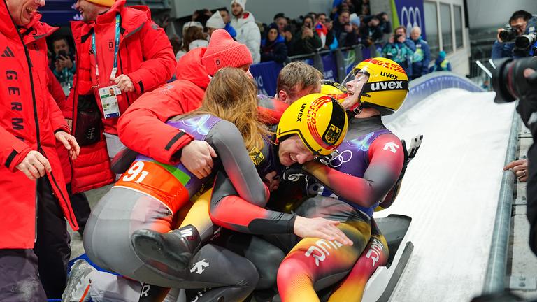 Team Deutschland feiert im Ziel den Sieg.