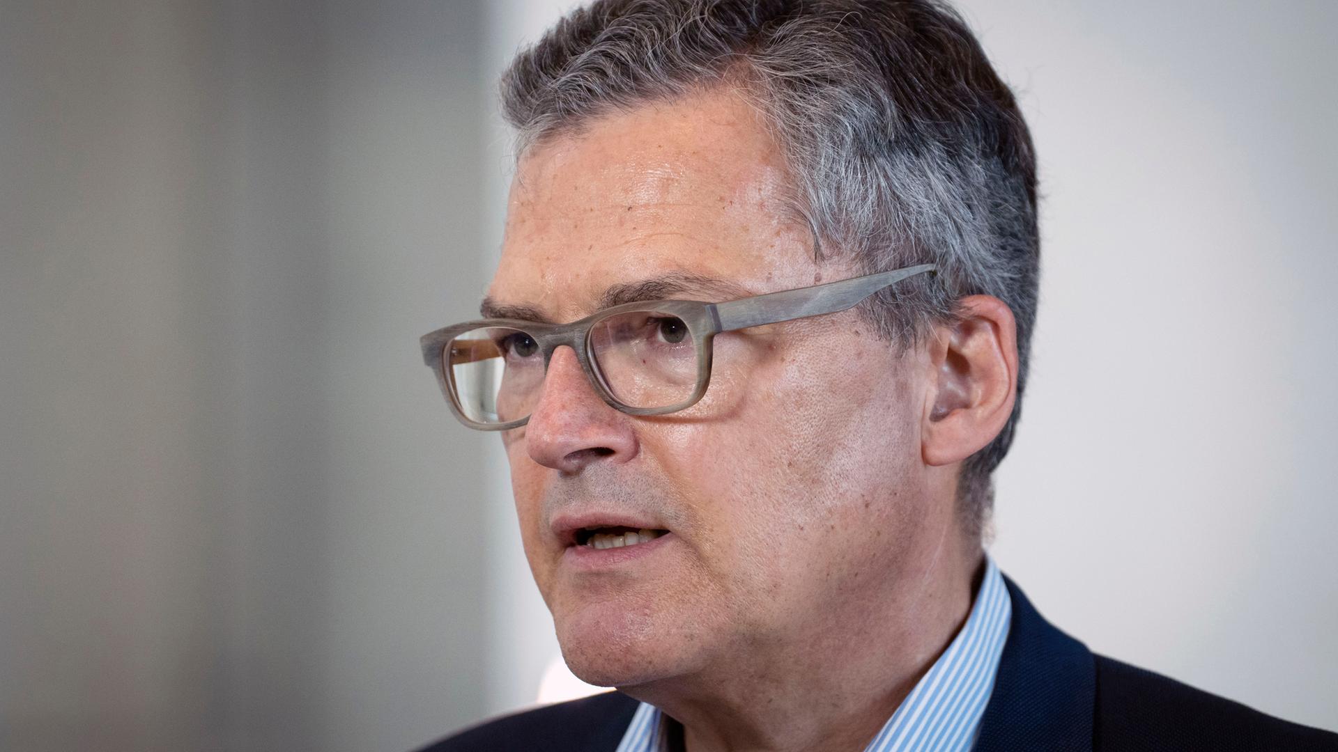 Roderich Kiesewetter beim Pressestatement am Rande der 16. Sitzung des 21. Deutschen Bundestages im Reichstagsgebäude am 08.07.2025 in Berlin.