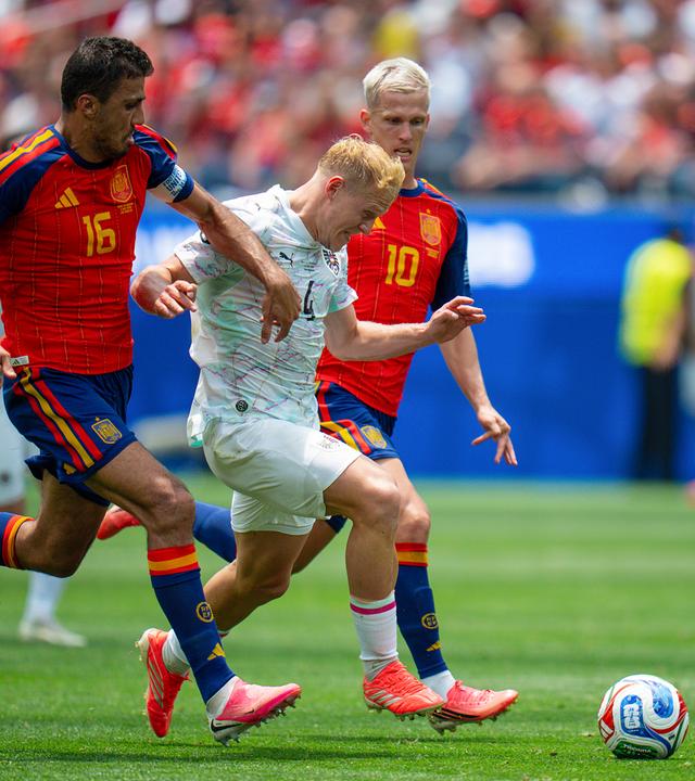 Die spanischen Nationalspieler Rodri und Dani Olmo nehmen den österreichischen Nationalspieler Xaver Schlager in die Zange