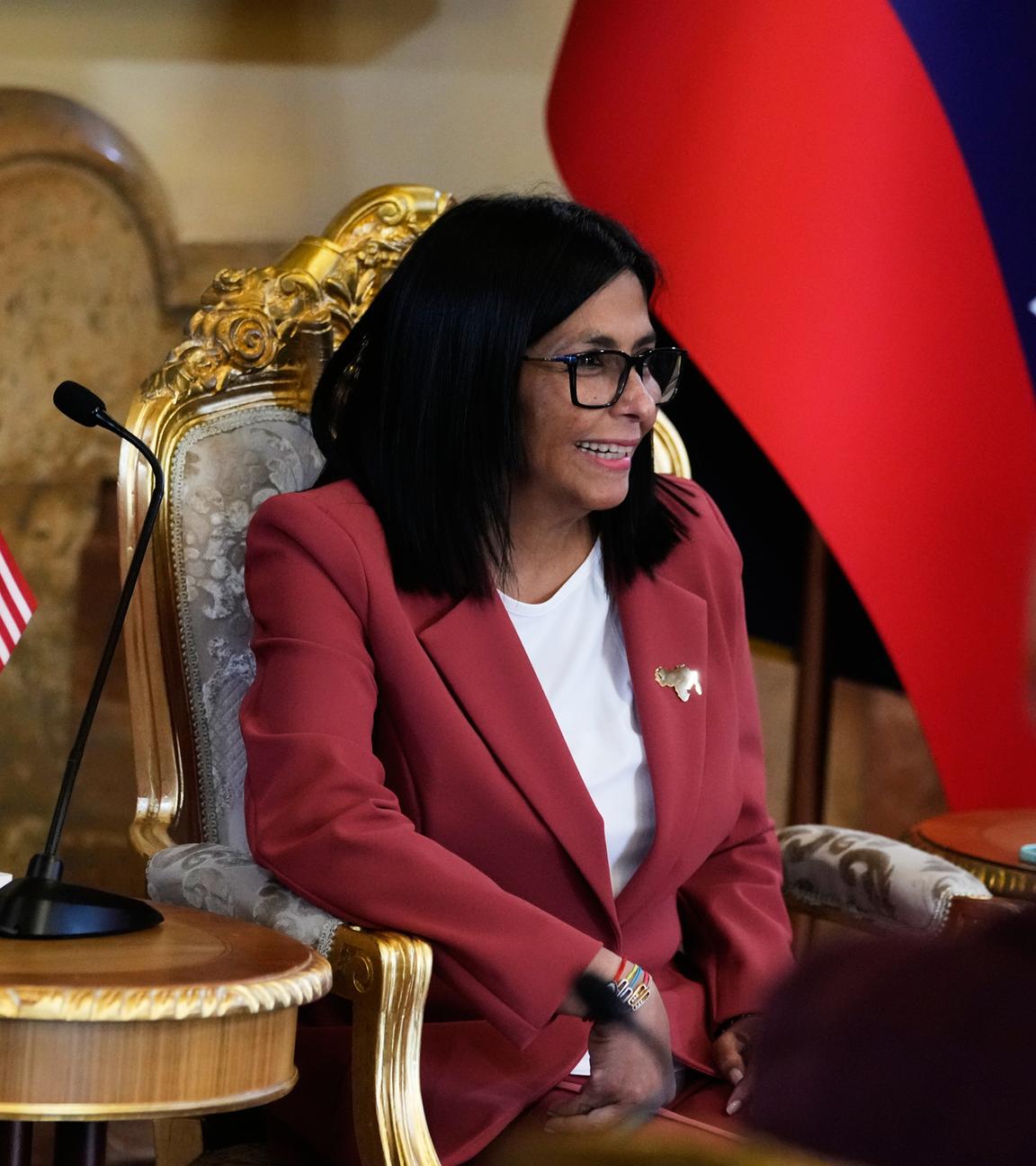 Venezuelas amtierende Präsidentin Delcy Rodriguez (r) und US-Innenminister Doug Burgum treffen sich im Präsidentenpalast Miraflores.