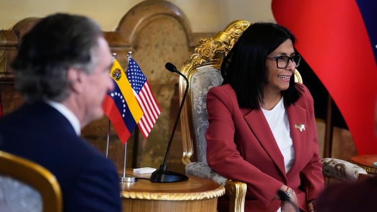 Venezuelas amtierende Präsidentin Delcy Rodriguez (r) und US-Innenminister Doug Burgum treffen sich im Präsidentenpalast Miraflores.