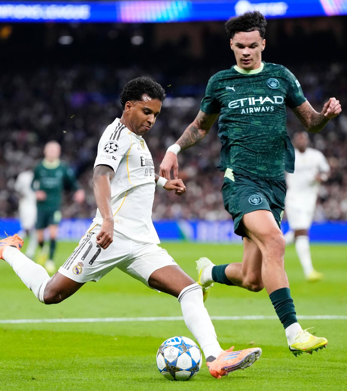 Madrids rechter Flügelspieler Rodrygo setzt zum Schuss an, während ihn Manchester Citys Verteidiger Nico O'Reilly nicht mehr davon abhalten kann.