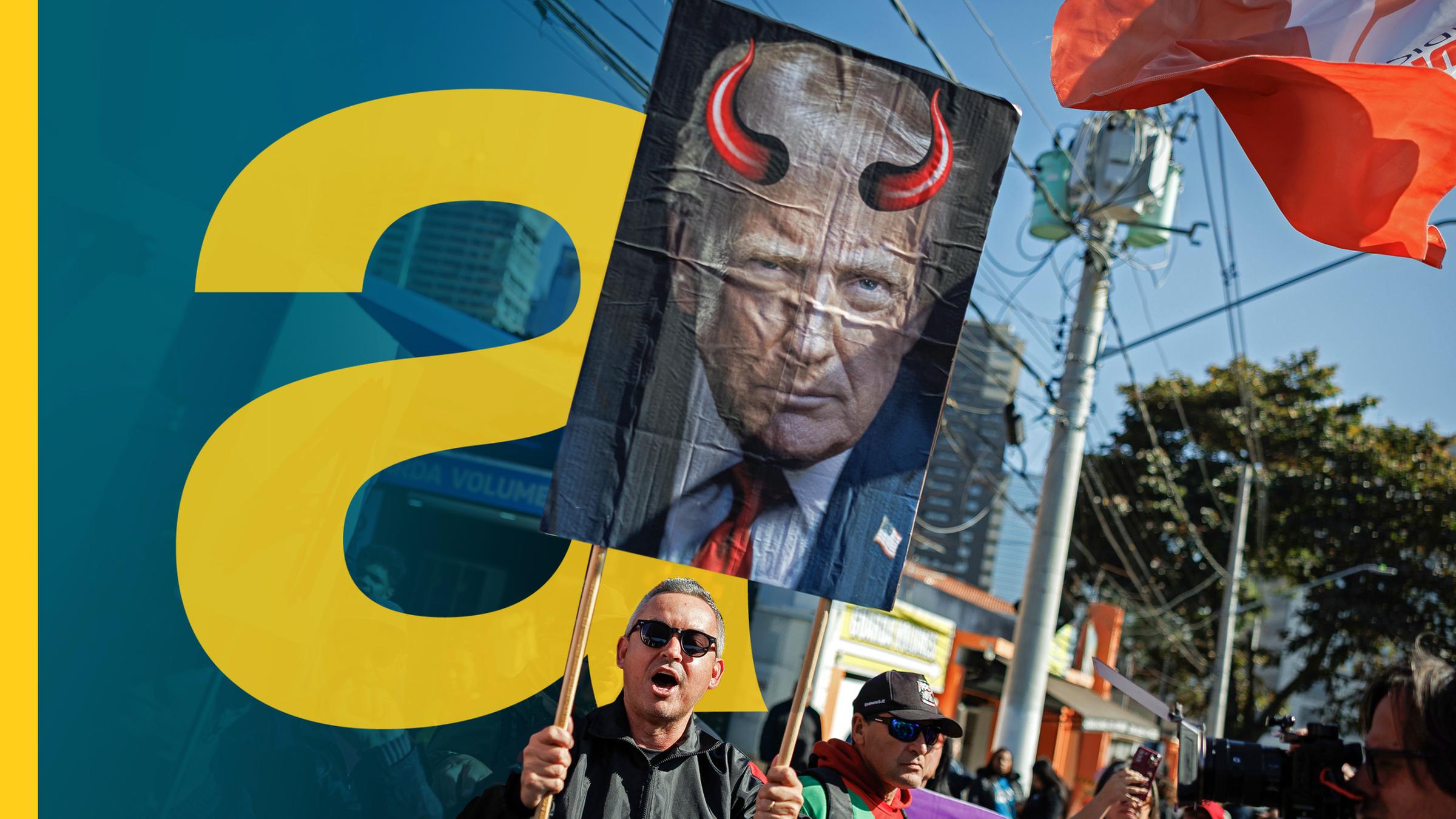 Protestzug in Brasilien, ein Mann hält ein Plakat in die Luft, auf dem Trump mit Teufelshörnern abgebildet ist.