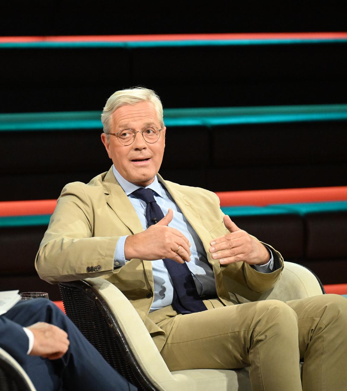 Röttgen gestikuliert in hellem Anzug im TV-Studio von Markus Lanz.