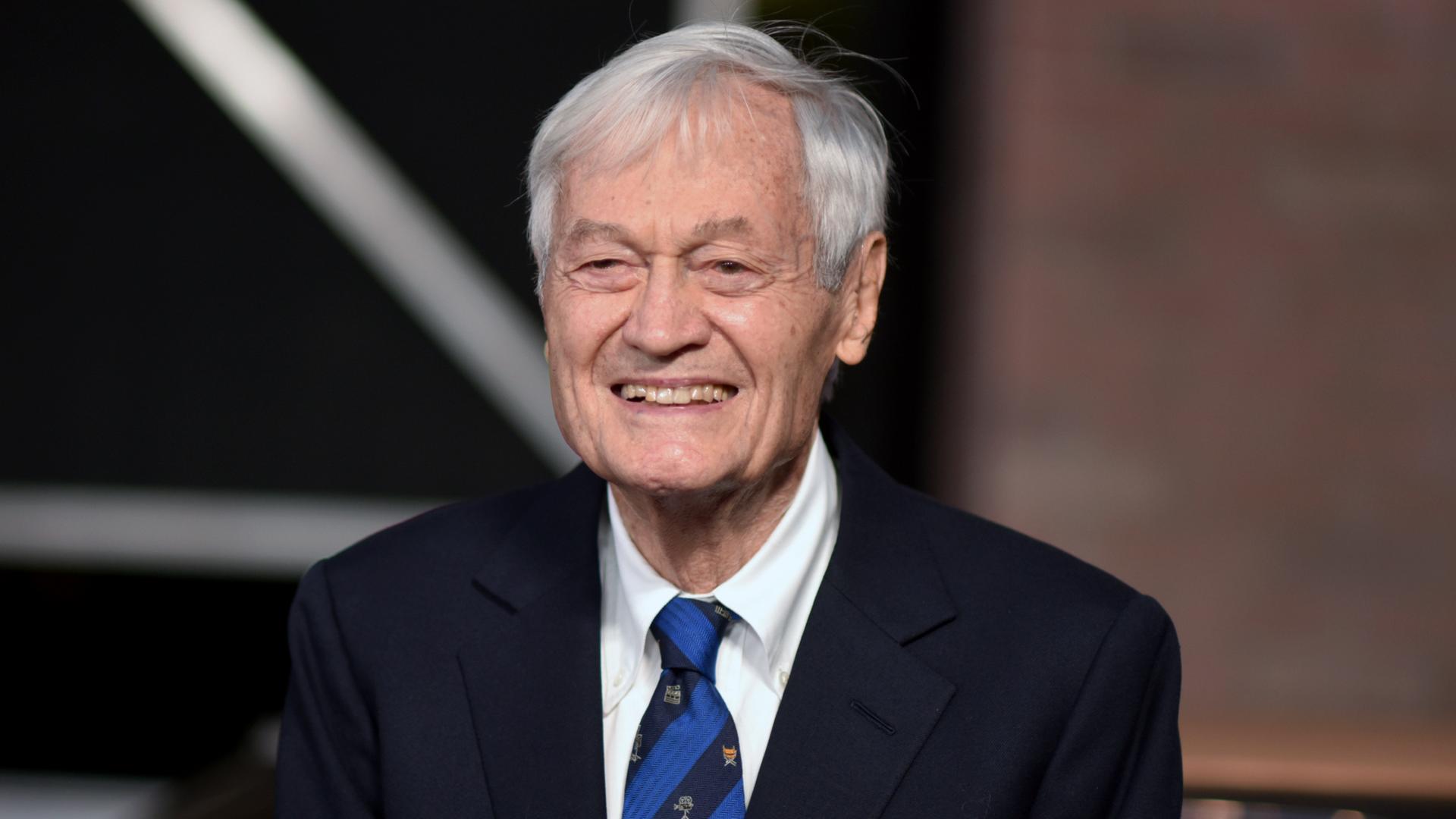 Roger Corman gekleidet mit einem Anzug.