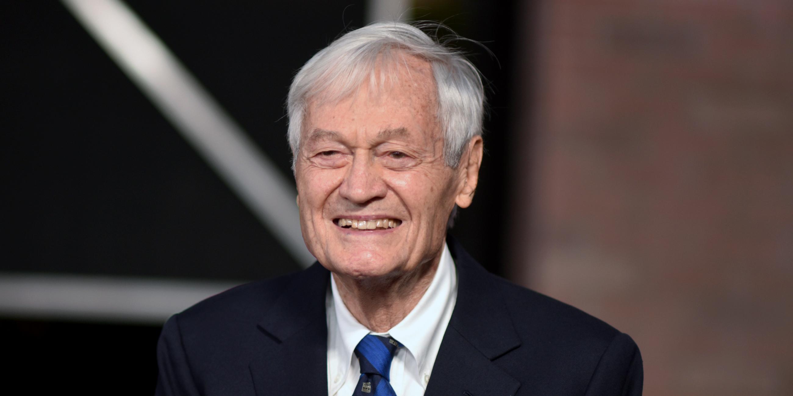 Roger Corman gekleidet mit einem Anzug.
