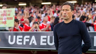 Benfica Lissabons Trainer Roger Schmidt beobachtet konzetriert die Europa League Partie gegen Olympique Marseille