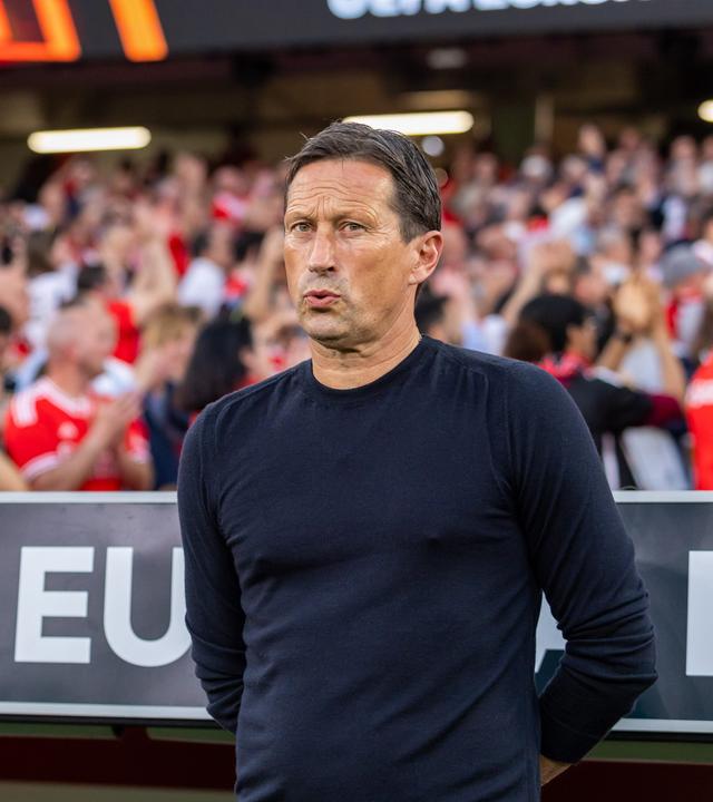 Benfica Lissabons Trainer Roger Schmidt beobachtet konzetriert die Europa League Partie gegen Olympique Marseille