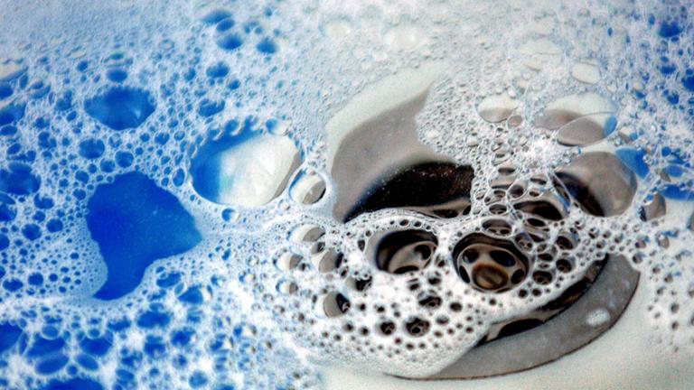 Ein Abfluss mit blauer Flüssigkeit