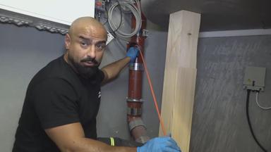 Auf dem Bild zu sehen ist ein männlicher Rohrreiniger bei seiner Arbeit.