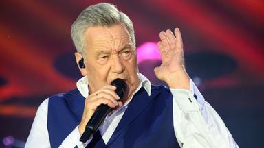 roland kaiser setht auf der Bühne und singt bei seiner "Kaisermania" Tour