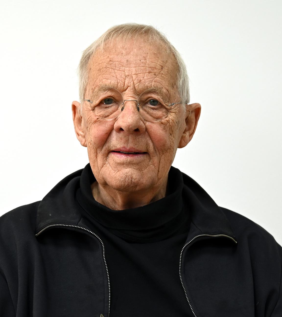 14.03.2025, Sachsen, Leipzig: Der deutsche Schauspieler Rolf Becker, aufgenommen bei einem dpa-Interview im März 2025.