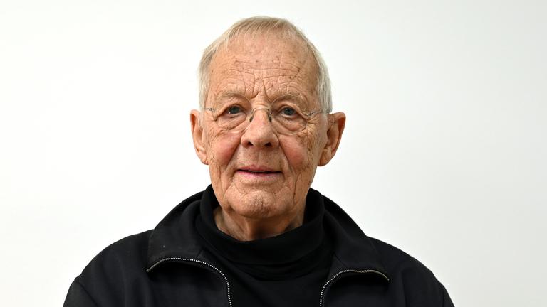 14.03.2025, Sachsen, Leipzig: Der deutsche Schauspieler Rolf Becker, aufgenommen bei einem dpa-Interview im März 2025.