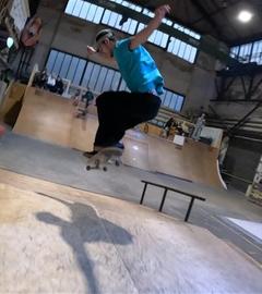 Skateboarder in der Skatehalle der Rollbrett-Union in Mönchengladbach