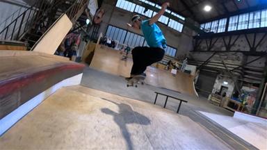 Skateboarder in der Skatehalle der Rollbrett-Union in Mönchengladbach