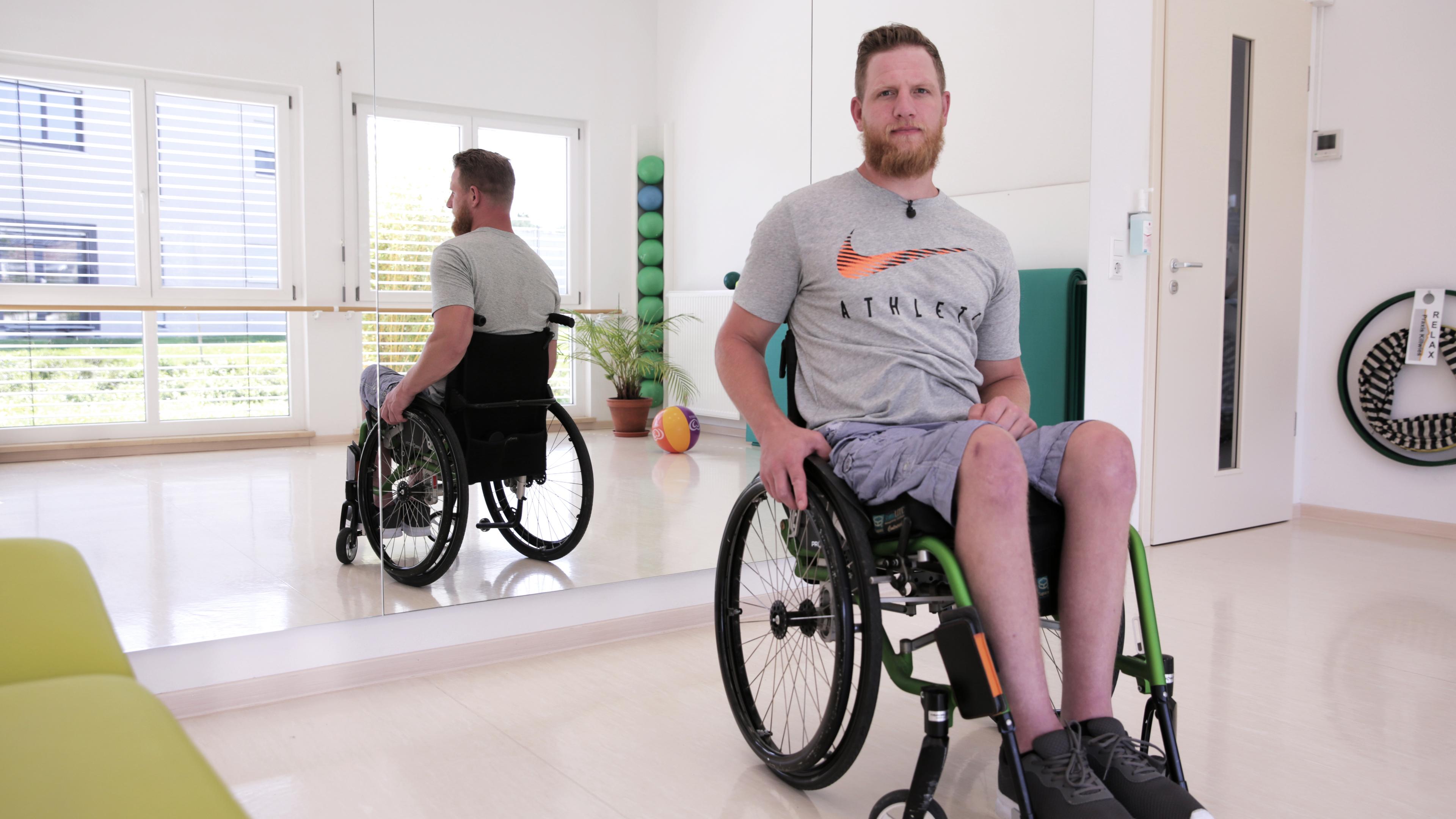 Mann sitzt im Rollstuhl