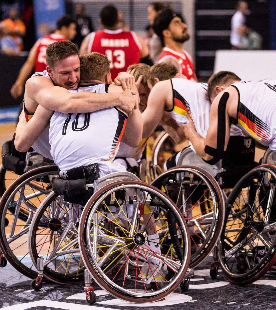 Jens Albrecht und Jan Haller umarmen sich am 15.04.2024.