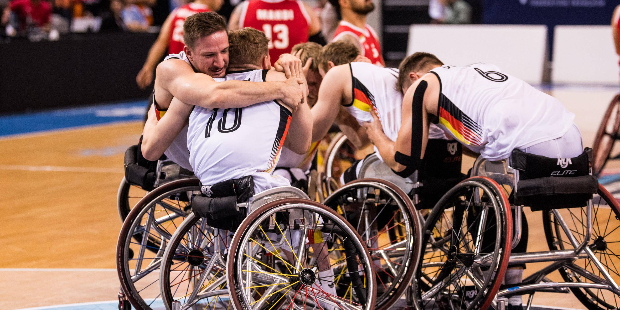 Jens Albrecht und Jan Haller umarmen sich am 15.04.2024.