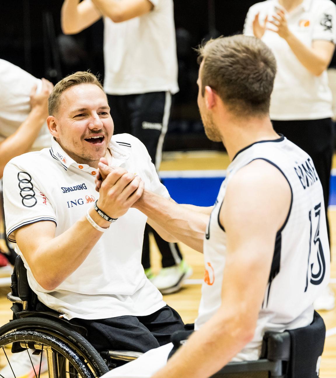 Jan Haller (Bundestrainer Deutschland) und Thomas Böhme (Deutschland, Nr. 13) klatschen lachend sich nach dem Sieg ab