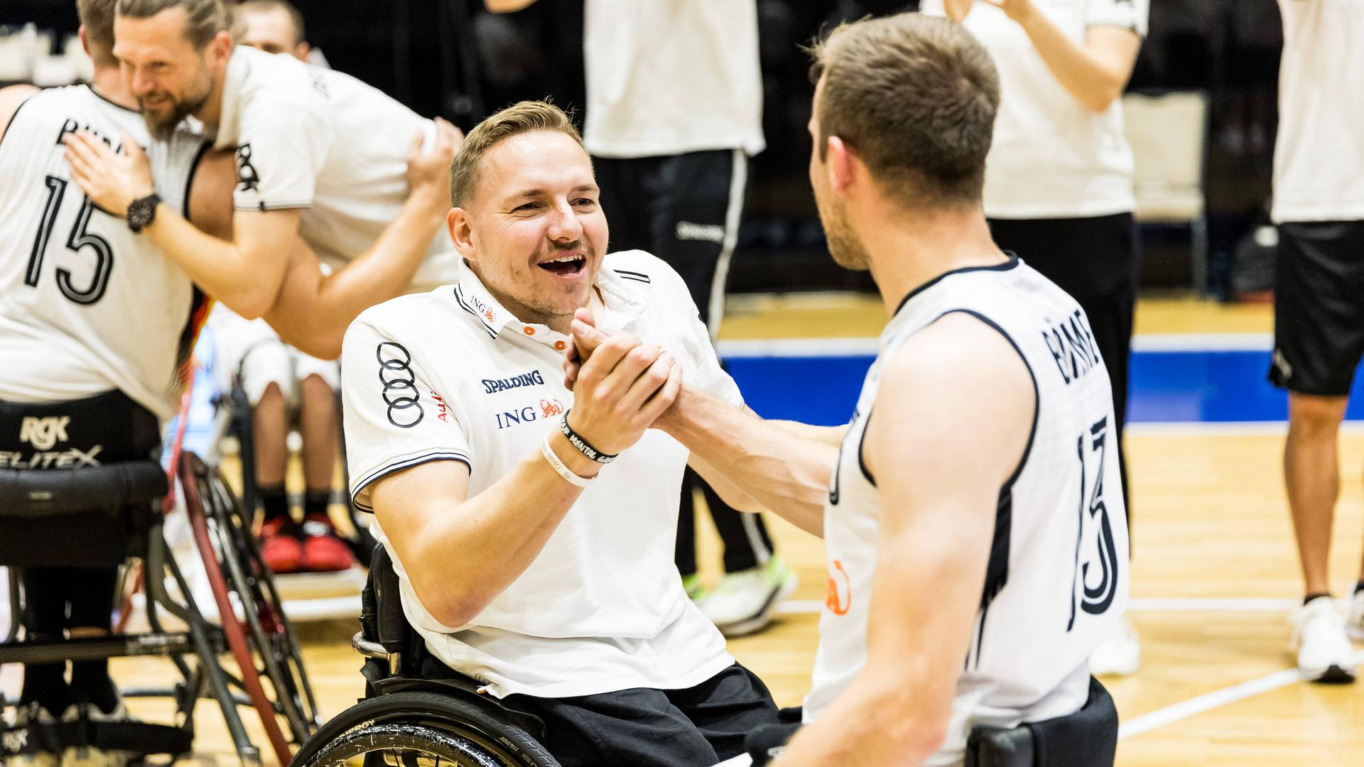 Jan Haller (Bundestrainer Deutschland) und Thomas Böhme (Deutschland, Nr. 13) klatschen lachend sich nach dem Sieg ab