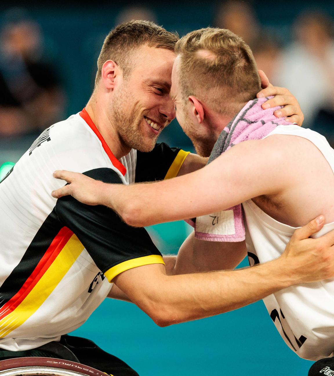 Rollstuhlbasketball Halbfinale Grossbritannien - Thomas Böhme (Deutschland, 13) wird von Gregg Warburton (Grossbritannien, 12) getröstet