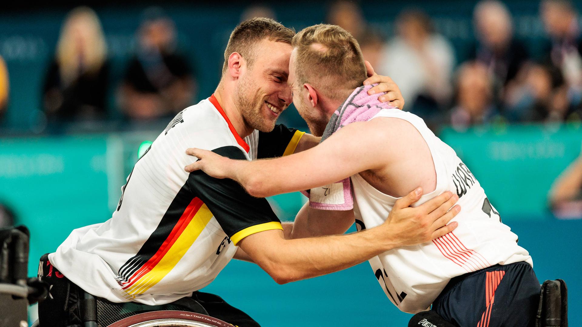 Rollstuhlbasketball Halbfinale Grossbritannien - Thomas Böhme (Deutschland, 13) wird von Gregg Warburton (Grossbritannien, 12) getröstet