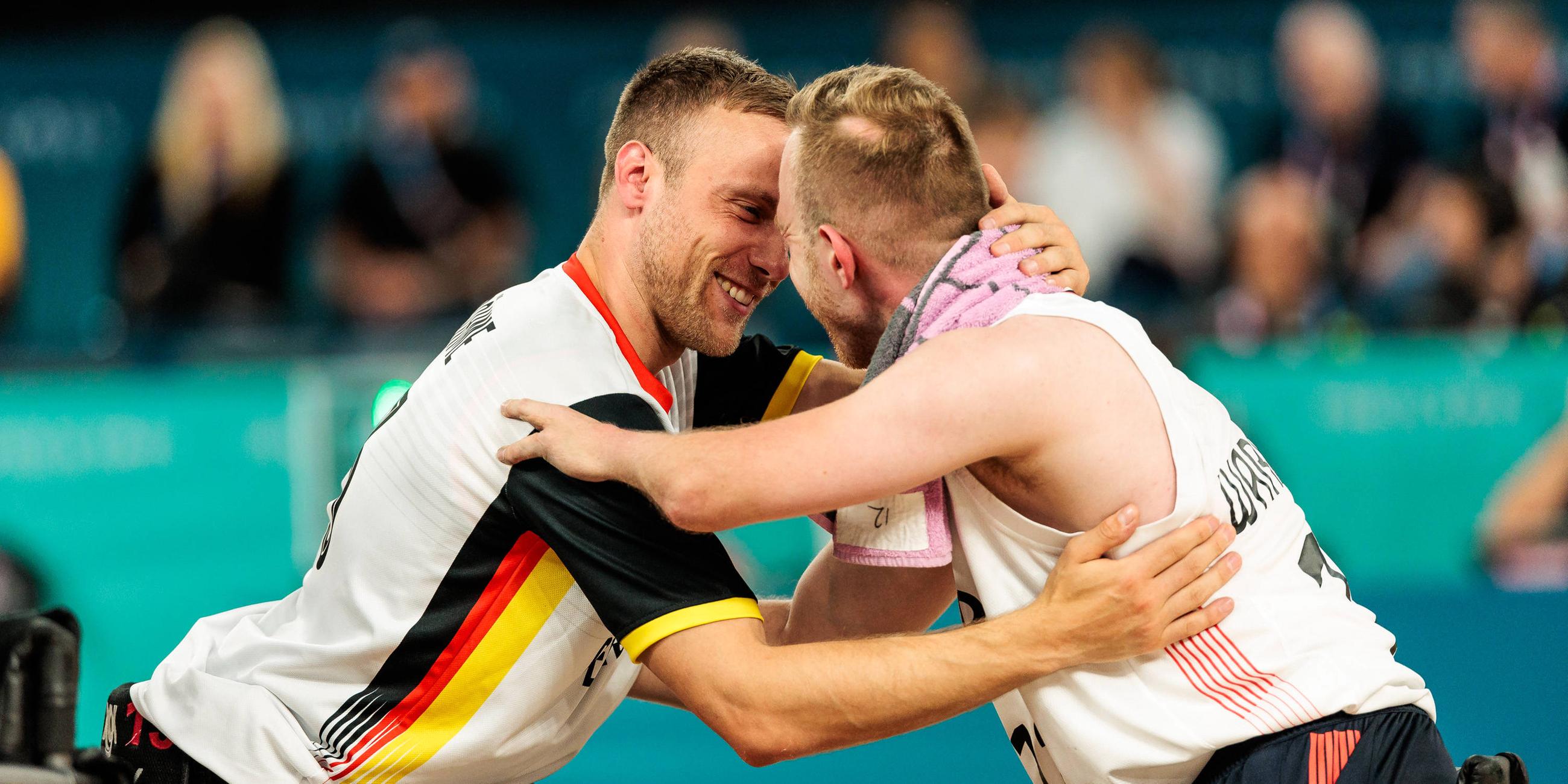 Rollstuhlbasketball Halbfinale Grossbritannien - Thomas Böhme (Deutschland, 13) wird von Gregg Warburton (Grossbritannien, 12) getröstet