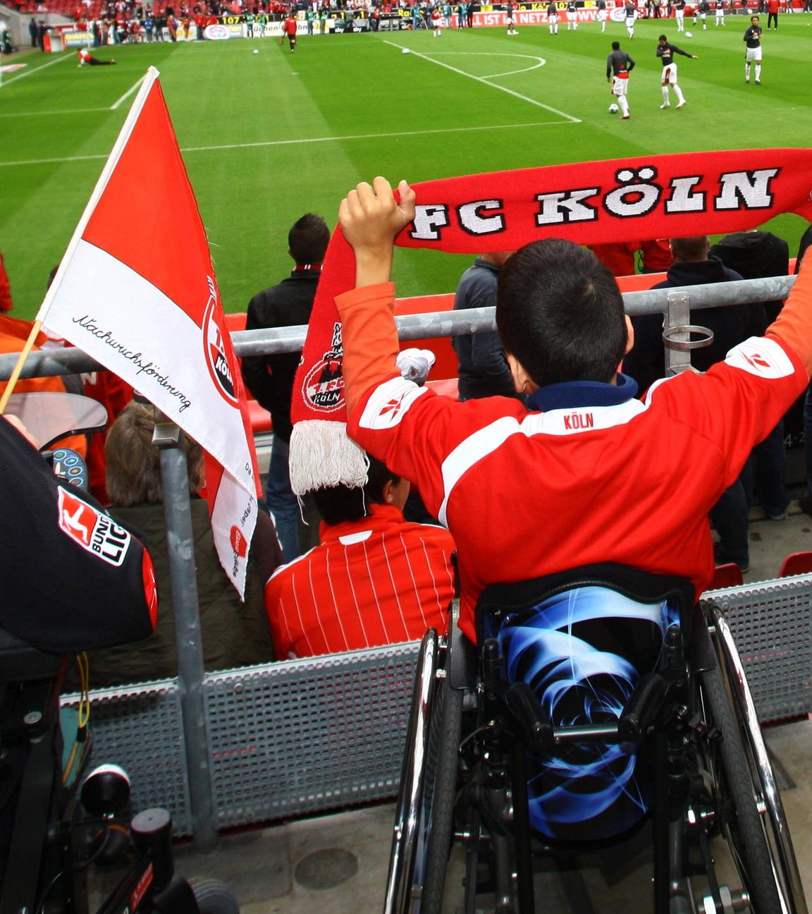 Fans des 1. FC Köln auf den Rollstuhlplätzen im Stadion (Archivbild)