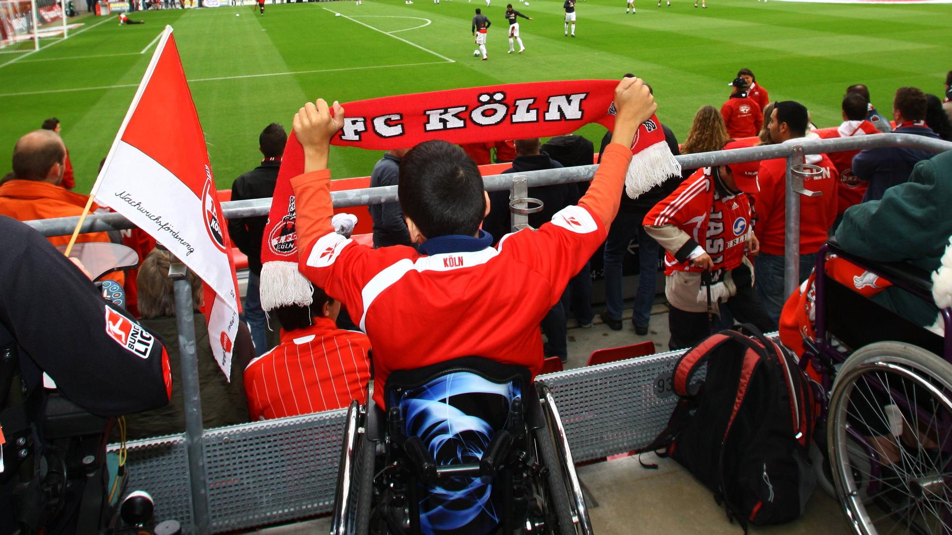 Fans des 1. FC Köln auf den Rollstuhlplätzen im Stadion (Archivbild)
