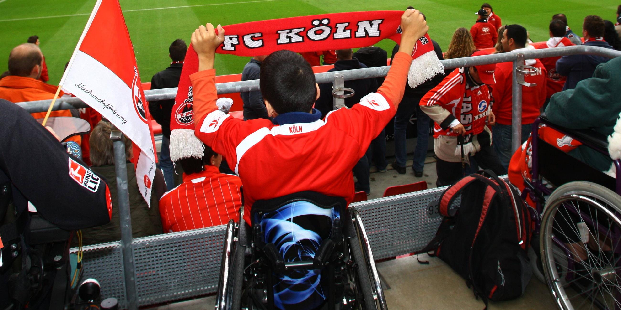 Fans des 1. FC Köln auf den Rollstuhlplätzen im Stadion (Archivbild)
